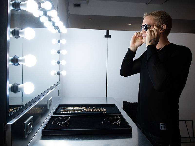 مجموعة كودي سيمبسون "CODY SIMPSON" بالتعاون مع علامة "VERSACE"